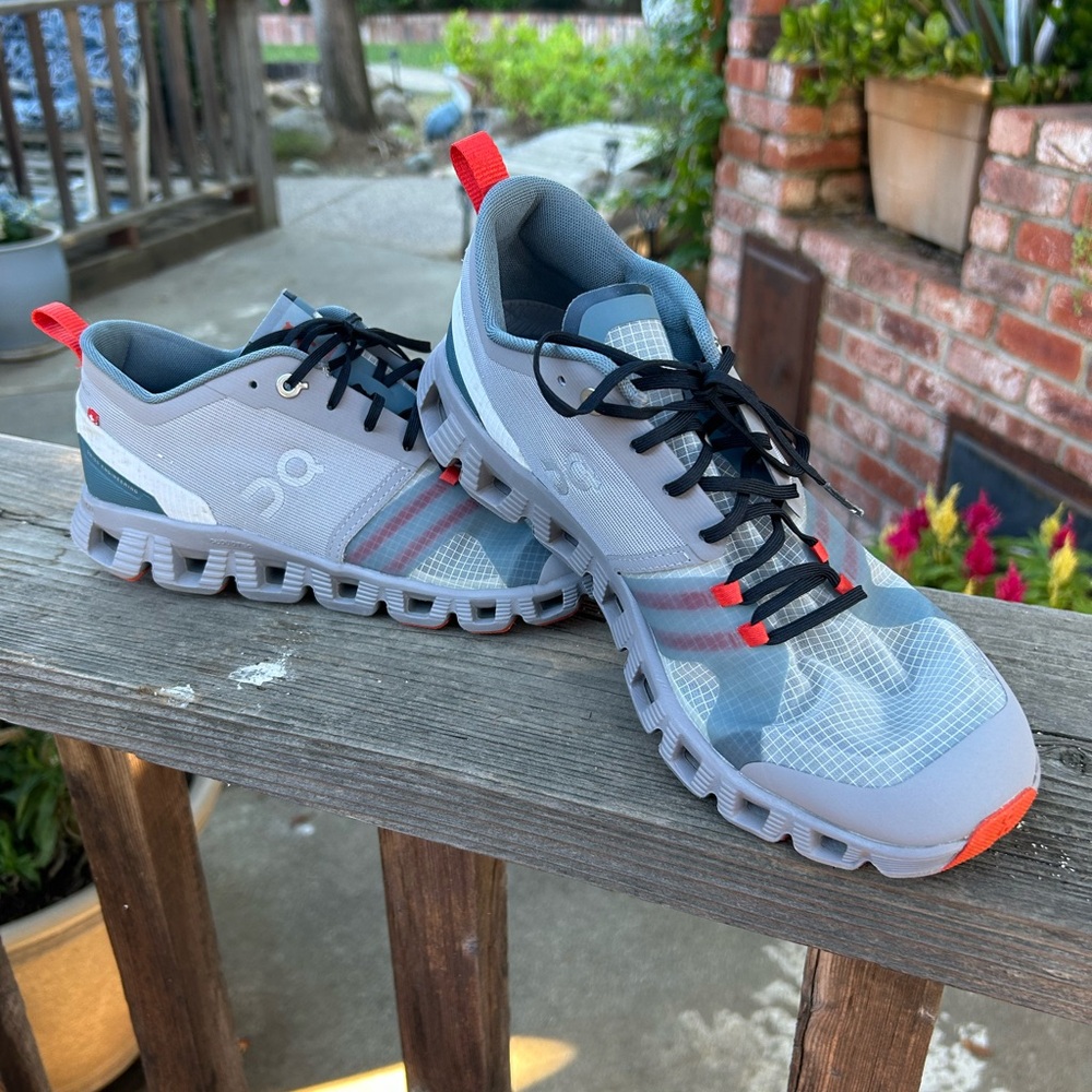 ON women’s Cloud running shoes, size 9